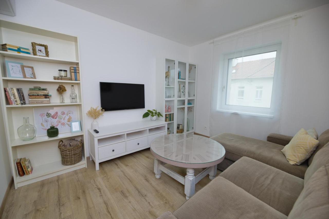 Central Apartment - Folk District Bratislava Ngoại thất bức ảnh